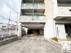 敷地内に屋内駐車場を完備。重い荷物や雨の日の移動もスムーズで、快適なカーライフを実現。機械式のため車種に制限がございます。