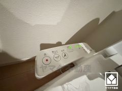 温水洗浄便座付きで、季節を問わずいつでも温かい便座をお使いいただけます。