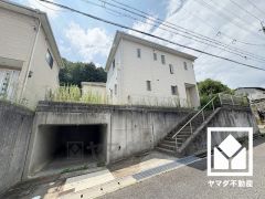 落ち着いた色合いと直線的な美しさが調和した外観。帰るたびに安心感を感じられる佇まい。