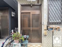 玄関ドアの窓から光が差し込み、外出時にも帰宅時にも、明るい気持ちになれる玄関です。