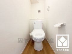 明るく清潔感溢れるトイレです。温水洗浄便座付きで、季節を問わずいつでも温かい便座をお使いいただけます。
