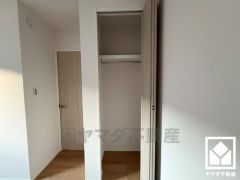 クローゼットは奥行きがあるので、収納力も申し分ありません。