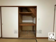 1階4.5畳の和室には階段下収納がございます。