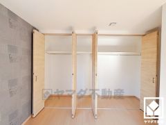 新たに家具を買わなくても良いので、ハンガーパイプ付きのクローゼットは嬉しいですね。