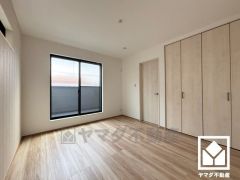 バルコニーにつながるお部屋で、通風・陽当たり良好。