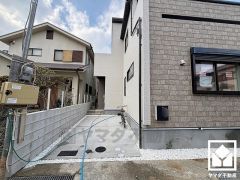 約12帖の2階洋室は、間仕切り壁を施工して将来の家族構成の変化に対応可能な2WAYの扉が設置されています。間仕切り壁は有償となります。