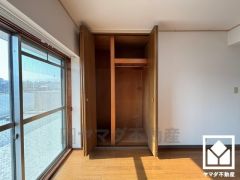 リビングにもクローゼットを完備。日用品のストックなどもしっかり収納できます。