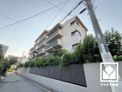敷地内は木々が多く植えられていて、四季の移り変わりが感じられる緑豊かな景観です。