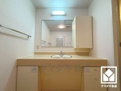 収納付きでスッキリお使い頂ける洗面台です。ワイドなカウンターで、忙しい朝でも身支度がしやすく時短になります。