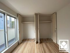 新たに家具を買わなくても良いので、ハンガーパイプ付きのクローゼットは嬉しいですね。