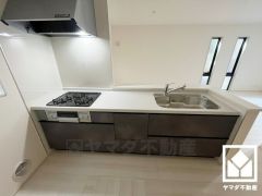 カウンターキッチンなので配膳や片付けがしやすく、お料理中でもお子様の様子が分かって安心です。