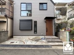 「小松小学校」まで徒歩2分。低学年のお子様も安心して通学していただけます。