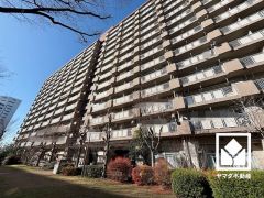 陽光に映える美しい外観。街並みに馴染みながらも、ひときわ目を引く存在感。