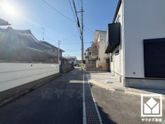 前面道路幅員約6.0mとゆったりとした広さがあるのでファミリーカー等の車の出入れも楽にできます。