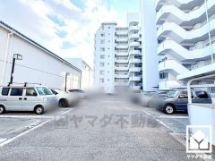 敷地内に駐車場を完備（月額14600円）。重い荷物や雨の日の移動もスムーズで、快適なカーライフを実現。空き状況は弊社スタッフまでお気軽にお問い合わせください。