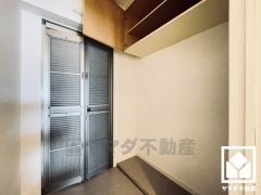 断熱・防音・防犯性の高い二重扉の玄関です。吊戸棚が設置されており玄関がいつも片付くので、気持ちよくお客様を迎えられます。お好みのシューズボックスが設置できるスペースもございます。