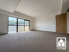 自然光を取り込む、開放感あふれる暮らし。心地よい空間が広がるリビングで、家族みんなが快適に過ごせる時間を提供。