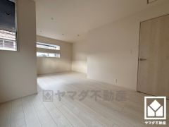 約11.5帖の洋室です。間仕切り壁を設置して将来の家族構成の変化に対応可能な2WAYの出入口が用意されたお部屋です。間仕切り壁の設置は有償となります。