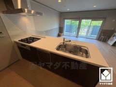 フラットタイプのカウンターキッチンなので配膳や片付けがしやすく、お料理中でもお子様の様子が分かって安心です。