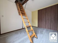 約6.2帖の洋室です。間取り図には記載されていませんが、屋根裏収納がございます。季節の荷物や趣味の道具もしっかり収納できます。