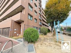 敷地に隣接して小さな公園がございます。道路を挟んで、ブランコや滑り台などの遊具が設置された「名月西公園」もあり、子育て世帯の方にもお勧めです。