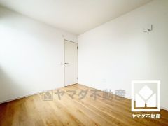 約5.2帖の北側洋室です。全居室フローリングでお掃除ラクラクです。