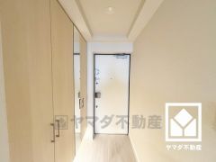 白を基調とした明るい玄関で、毎日を爽やかにスタート。清潔感あふれる空間が、訪れる人々を温かく迎えます。お出かけの前のチェックにも便利な鏡付きです。