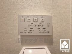 温水洗浄便座付きで、季節を問わずいつでも温かい便座をお使いいただけます。