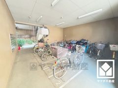 屋内駐輪場なので、雨や風、直射日光から自転車を守ることができます。