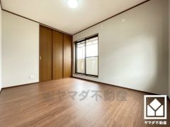 バルコニーにつながるお部屋で、通風・採光良し