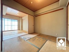 和室は続き間となっておりますので、約10帖の和室として一体利用も可能です。