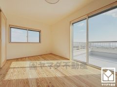 バルコニーにつながる開放感のあるお部屋で、通風・陽当たり良好です。全居室2面採光。明るい陽光がたっぷり差し込む心地よい生活空間です。