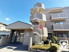 陽光に映える美しいタイル張りの外観。街並みに馴染みながらも、ひときわ目を引く存在感。