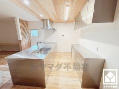 使いやすさとデザイン性を両立。スタイリッシュなシルバーカラーが魅力のステンレスキッチンです。デザインを統一したカップボードがあり、スッキリとした空間が保てます。