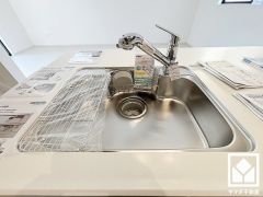 清潔感あふれるシンクで、毎日を気持ちよくスタート。浄水器付きなので、いつでも安心・安全な水をお使いいただけます。