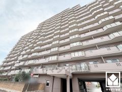 広々18帖のLDKが魅力。家族全員がリラックスできる、ゆったりとした快適リビングで温かい団らんの時間を。