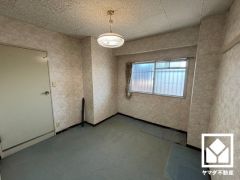 柔らかな光が差し込む洋室、快適で落ち着いた住まい