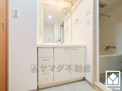 収納付きでスッキリお使い頂ける洗面台です。洗面ボウルが広めなので、忙しい朝でも身支度がしやすく時短になります。