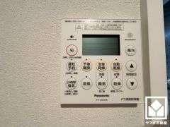 浴室暖房乾燥機付き。真冬の寒い浴室を暖かく、また雨の日の洗濯物の乾燥にと多用途に活躍する機能です。