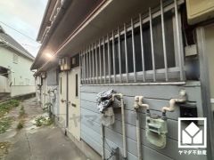 阪神電鉄本線「鳴尾・武庫川女子大前」駅まで徒歩約10分、阪神電鉄武庫川線「東鳴尾」駅まで徒歩約10分の立地。