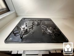 家族のごはん作りがはかどる。同時調理ができる3口コンロ付き。