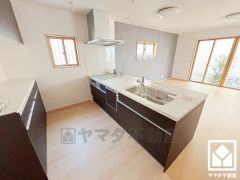 キッチンには窓がございますので、昼間は手元が明るく、お料理がはかどります。