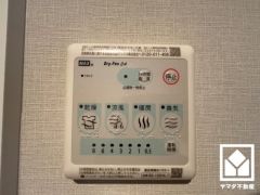 浴室暖房乾燥機付き。真冬の寒い浴室を暖かく、また雨の日の洗濯物の乾燥にと多用途に活躍する機能です。