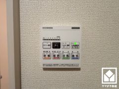 浴室暖房乾燥機付き。真冬の寒い浴室を暖かく、また雨の日の洗濯物の乾燥にと多用途に活躍する機能です。