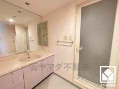 ワイドな洗面台で朝の支度もはかどります。収納豊富でスッキリお使い頂けます。