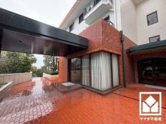 上質な素材と洗練されたデザインが織りなすエントランス。住まう人の誇りを感じさせる、優雅な迎えの空間。