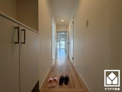 シンプルで洗練された玄関スペース。帰るたびにホッとできる、心地よい住まいの入り口。