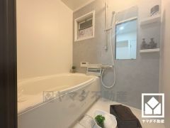 清潔感あふれる空間で、毎日のバスタイムをより快適に。追い炊き機能付きなので、いつでも温かいお風呂に入ることができます。ボタン1つで自動でお湯張りができるオートバス機能もございます。