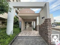 広々とした明るいエントランス。綺麗に整備されており、帰宅時や来客時にも気持ちの良い空間です。