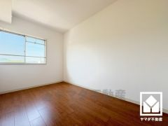 約4.7帖の洋室です。お子様のお部屋などにも丁度良い広さです。